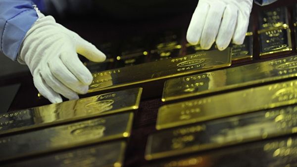 <br />
Золото дешевеет на укреплении доллара<br />
