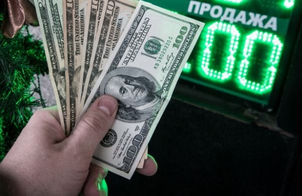 <br />
«Ведут себя неразумно»: как россияне покупают доллары<br />
