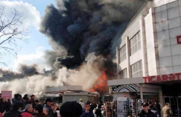 <br />
В торговом центре в Баку произошёл крупный пожар<br />
