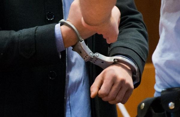 <br />
Российского полицейского поймали с 13 килограммами контрабандных алмазов<br />
