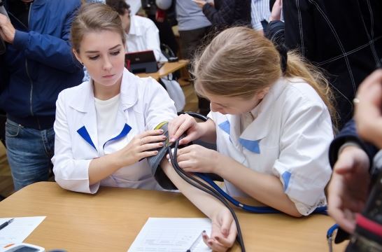 Учащиеся медклассов Москвы расскажут дошкольникам и ученикам 1–3-х классов о профессии врача